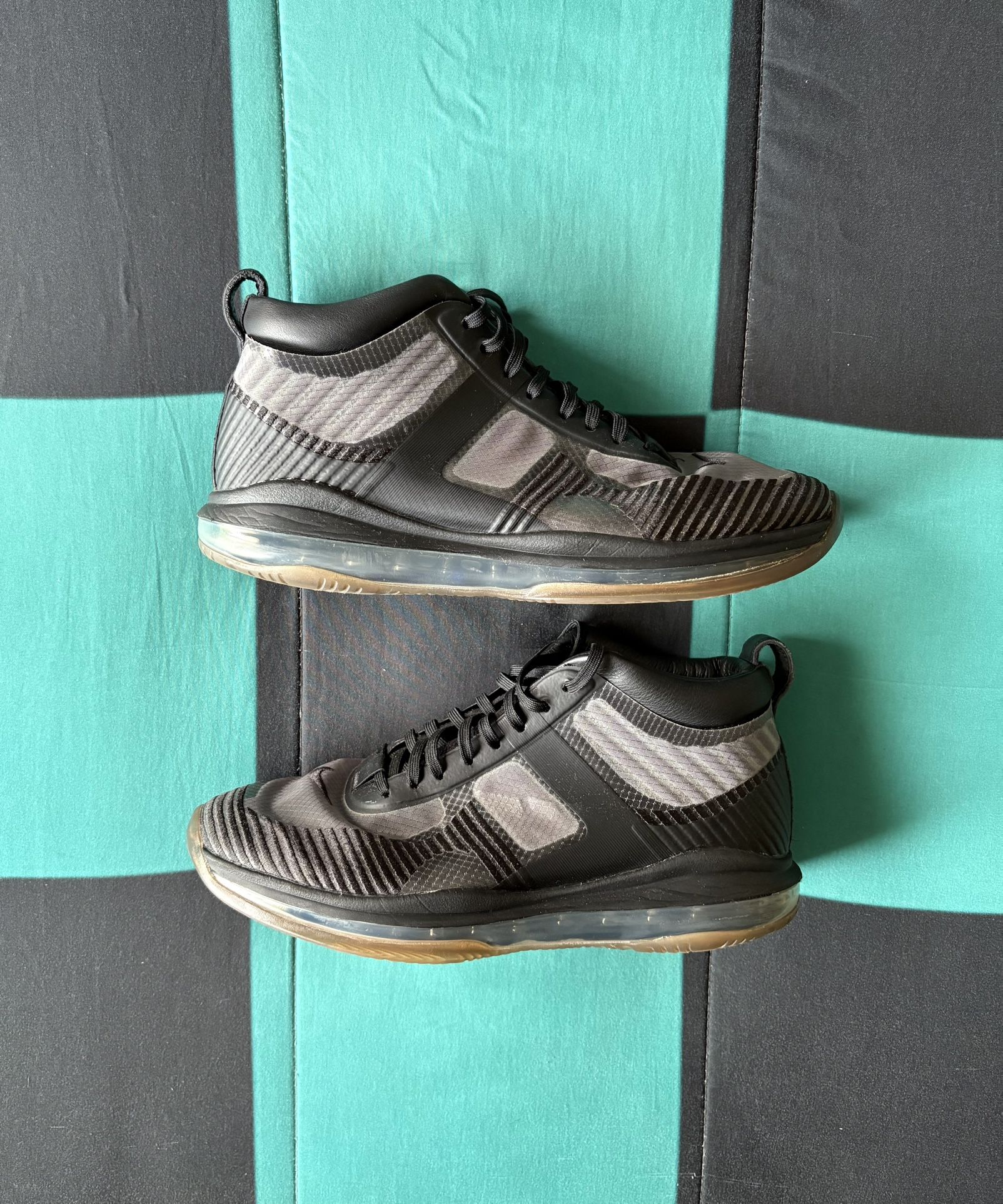 Men’s Nike LeBrons Size 9