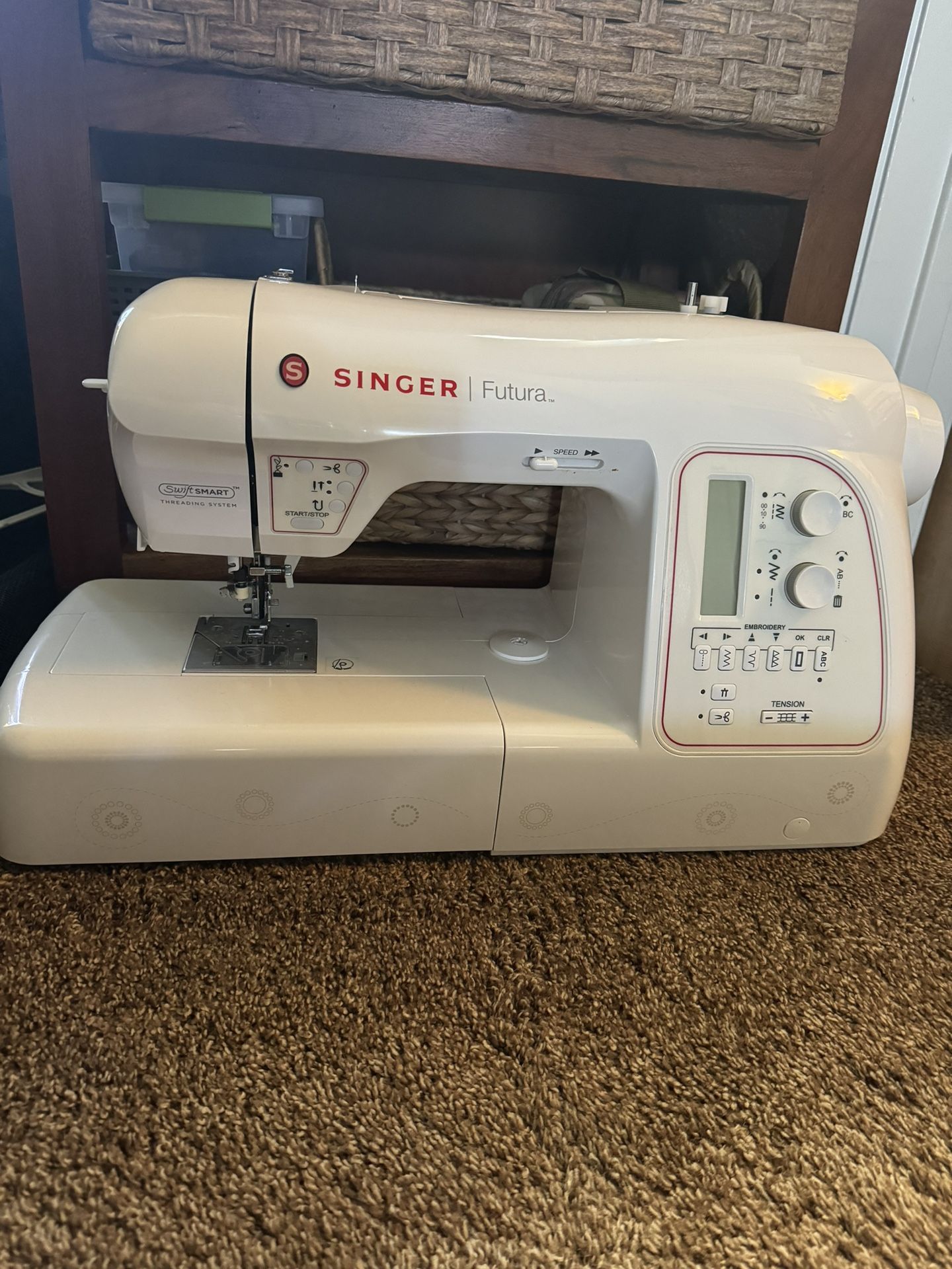 Singer Futura XL580 Sewing and Embroidery Machine - Awesome Condition - Never Used