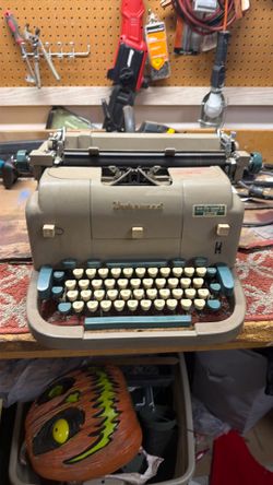 vintage mid-1950s Underwood Model 12 All-Electric typewriter