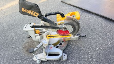 DEWALT 10” Sliding Compound Miter Saw – 20V MAX FLEXVOLT (Tool Only)