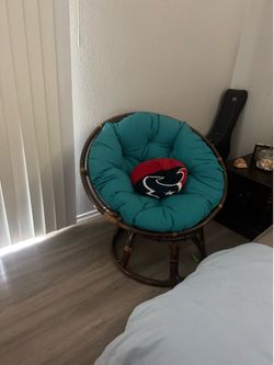 Round chair with cushion