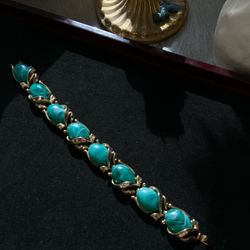 Vintage Trifari Signed Bracelet – Gold & Green Cabochon