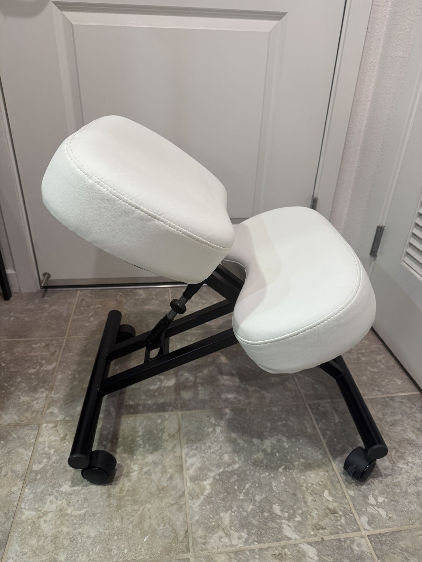 Ergonomic kneeling chair