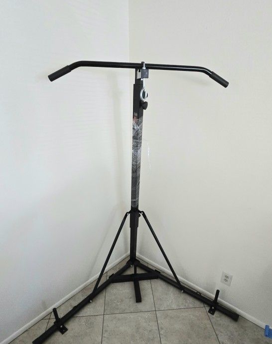 🥊🥊 NEW EVERLAST  40 LB PUNCHING BAG. SET. NEW. 