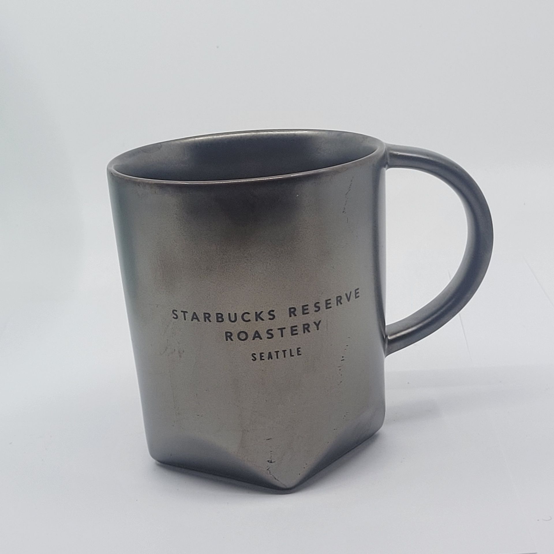 2017 Starbucks Reserve Roastery Seattle. Bevel Mug Dark Metallic Bronze
16 oz Pre-owned, good shape, no chips or cracks. It is 4.5" tall,
weight