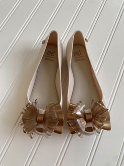 Melissa Size 12 Neutral With Gold Striped Bow