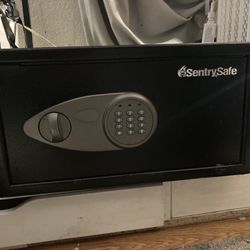 Sentry Safe 6x8x8.…