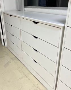 Eight drawers dresser
