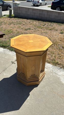 Pedestal table