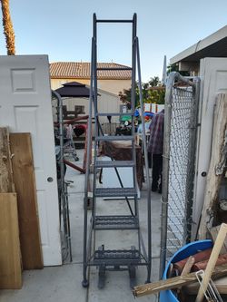 Mobile Step Ladder