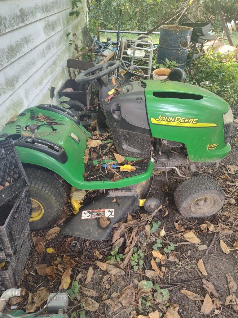 John Deere Lawnmower (Doesn't Run)