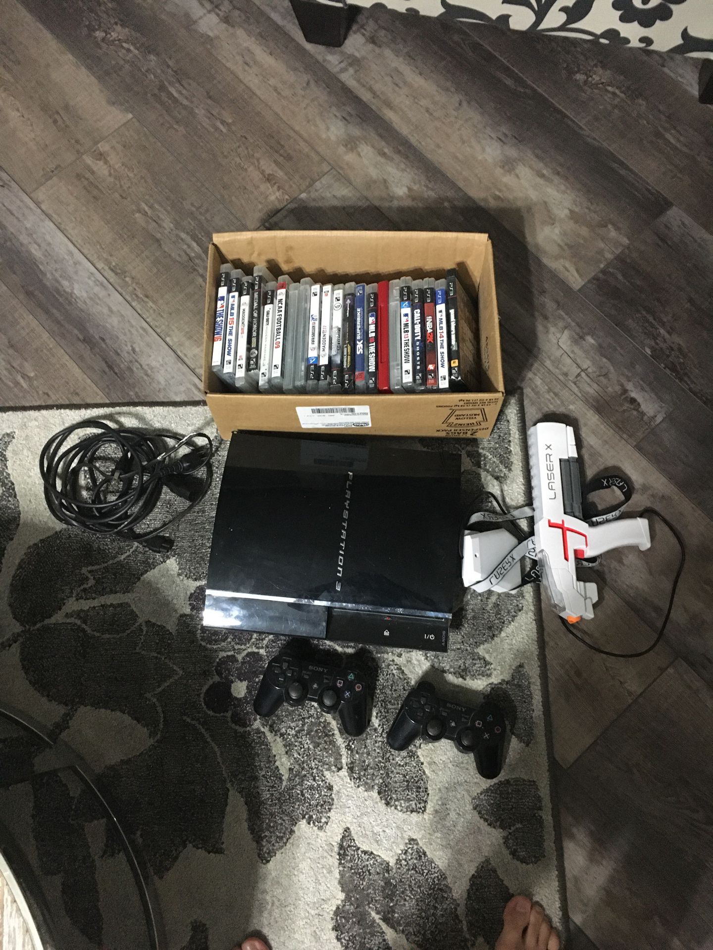 Ps3 w/ 2 controllers, laser x gun, cables, and 20 games‼️‼️🕹