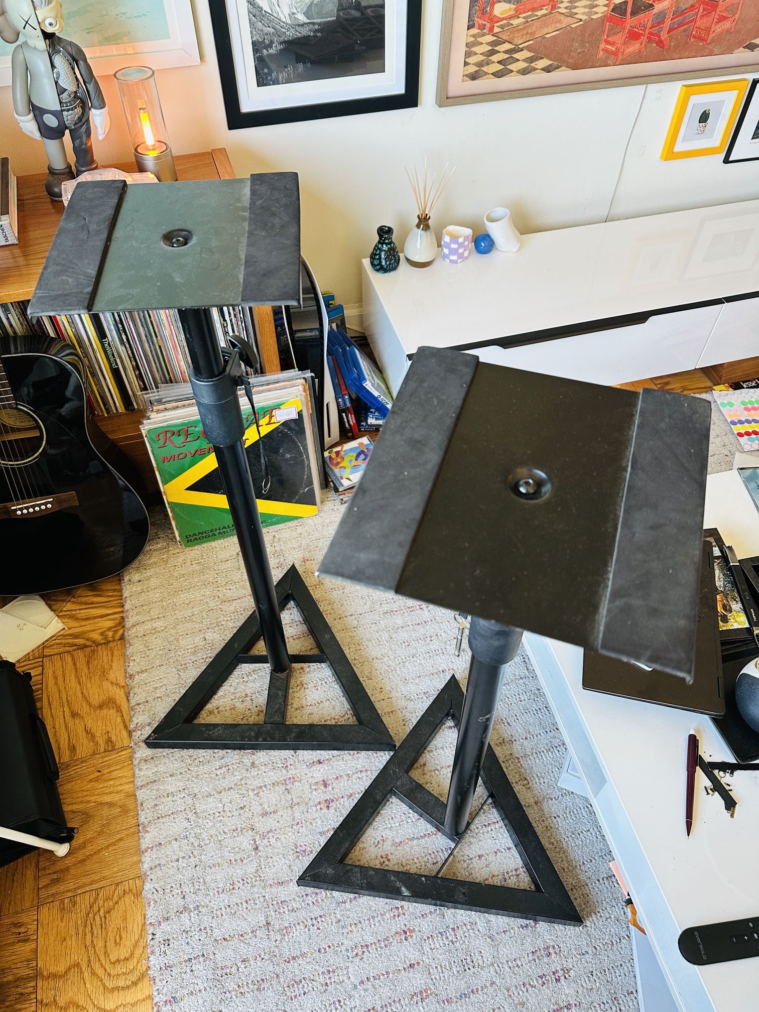 Adjustable speaker stand 