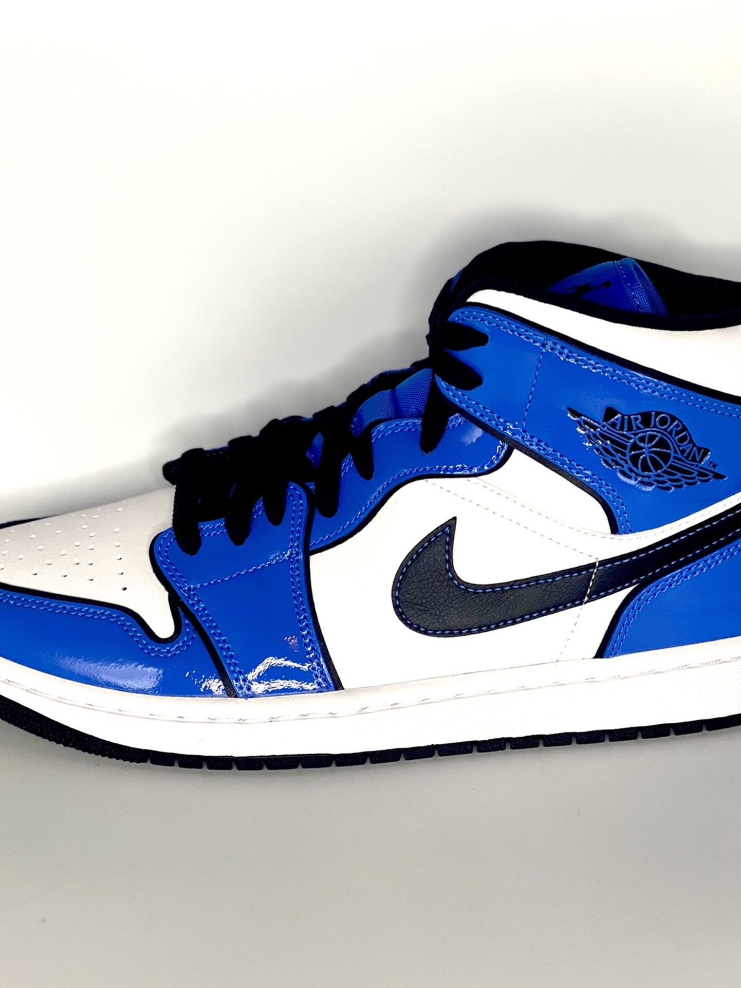 Jordan 1 Mid “Signal blue”