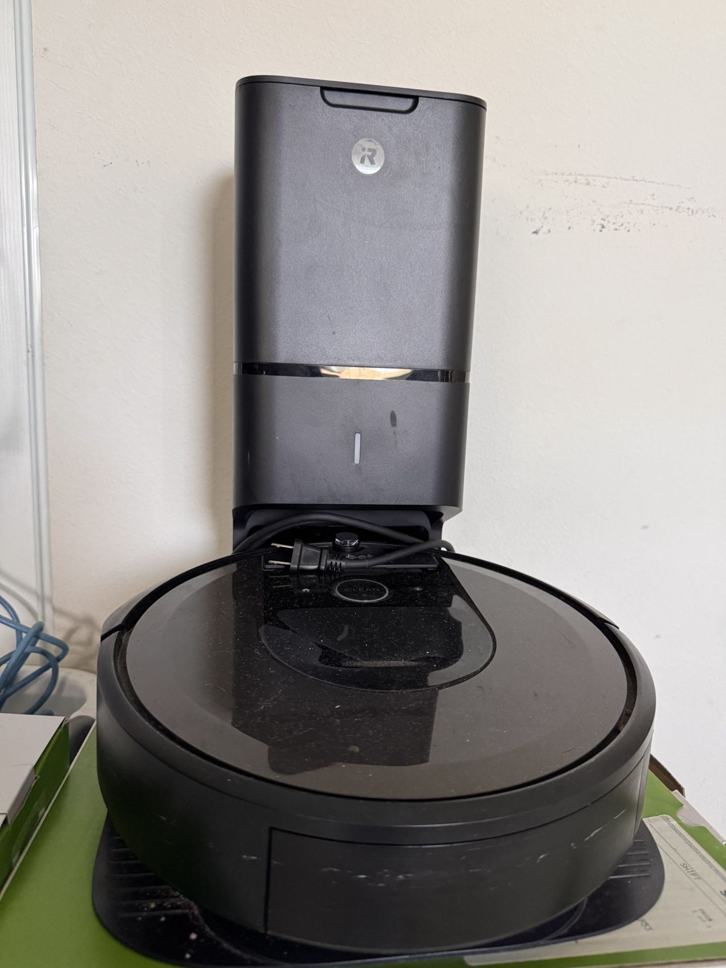 iRobot Roomba i7+ w/ Clean Base – Excellent Condition