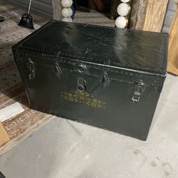 Large Trunk. Impeccable With tray Inside