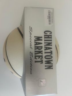 Smiley Originals x Chinatown Market Basketball 29.5" Nueva en Caja