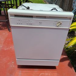 Dishwasher Whirlpool. 