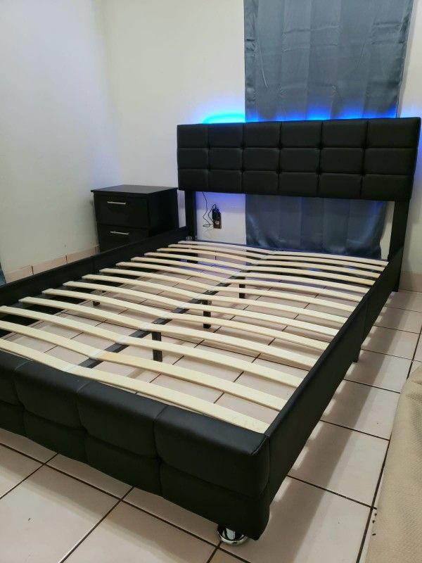 NEW IN BOX FULL UPHOLSTERED BED FRAME PLATFORM 😊 MATTRESS SOLD SEPARATELY