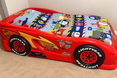 Little Tikes Disney/Pixar Lightning McQueen #95 Race Car Bed
