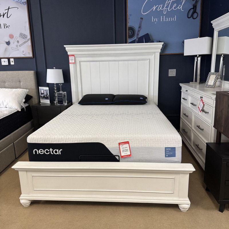 Whitewash Queen Panel Bedroom Set with Dresser, Mirror and Nightstand / 4-piece