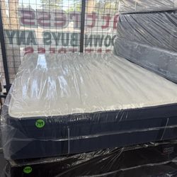 QUEEN SIZE STEARNS & FOSTER PILLOW TOP MATTRESS & BOX SPRING BED SET