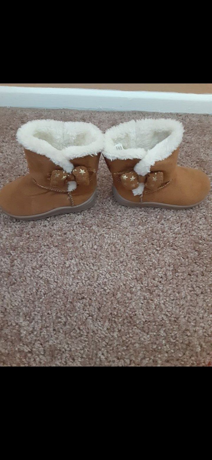 Used like new. Girls Garanimals toddlers boots size 5 (2 for$25)
