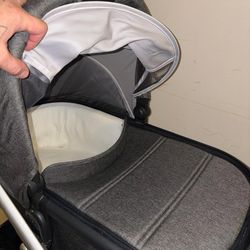 The Uppababy V2 UppaBaby Stroller + Bassinet for newborns, complete with a stroller, bassinet, rain cover, and footmuff, is the ideal stroller for gro