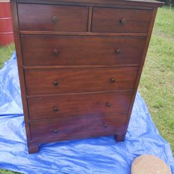 Dresser/ Chest Of Drawers 