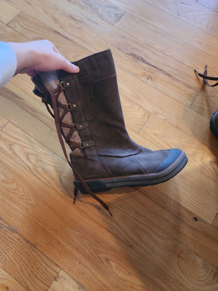 Never Worn KEEN Boots 9.5 Womens