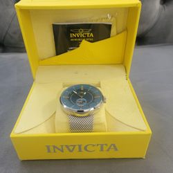 brand new 52mm invicta men watch. (NEEDS NEW BATTERY) (MUST SELL TODAY!)