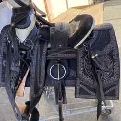 Nueva Montura Charra Super Bordada Con Cantinas Cuadradas 