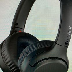 Sony WHXB700\B Headphones