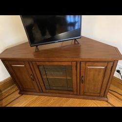 Leick Corner Tv Stand Brand New