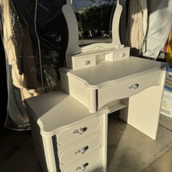 White Vanity With Mirror Light 