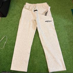 🔥 FEAR OF GOD ESSENTIALS SWEATPANTS – LIGHT OATMEAL – SIZE LARGE (NEW)