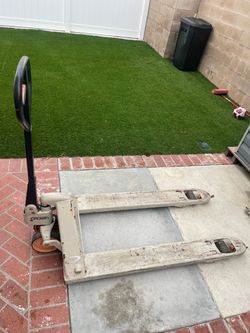 Crown Manual Pallet Jack