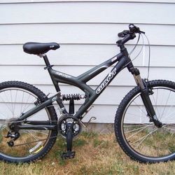 Very Nice 24 Speed Mountain Men Bike Giant Warp DS 26" Tires