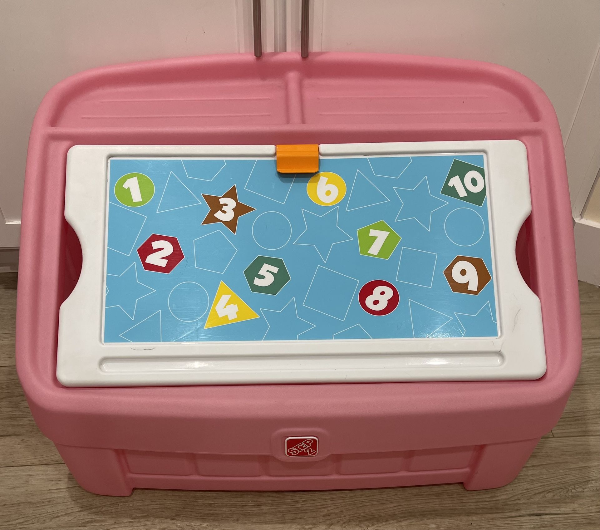 Step2 2 In 1 Box & Art Lid used Only For A Month $40