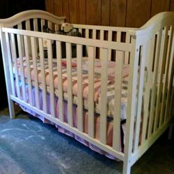White Wood Crib/DayBed with Mattress