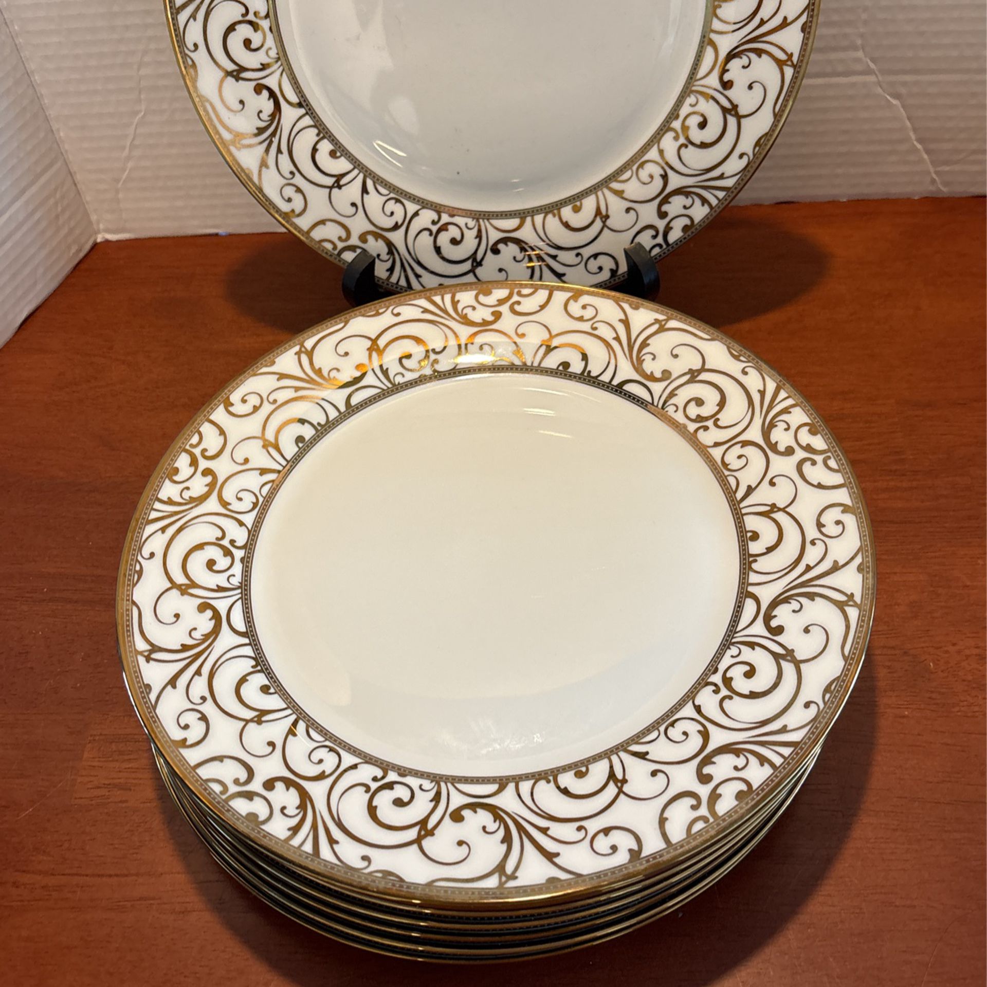  8 Ciroa Luxe Metallic Gold Scroll Velluto Dinner Plates 10-3/4” Gold metallic Back K13  8 Plates