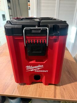 Milwaukee PACKOUT tool box