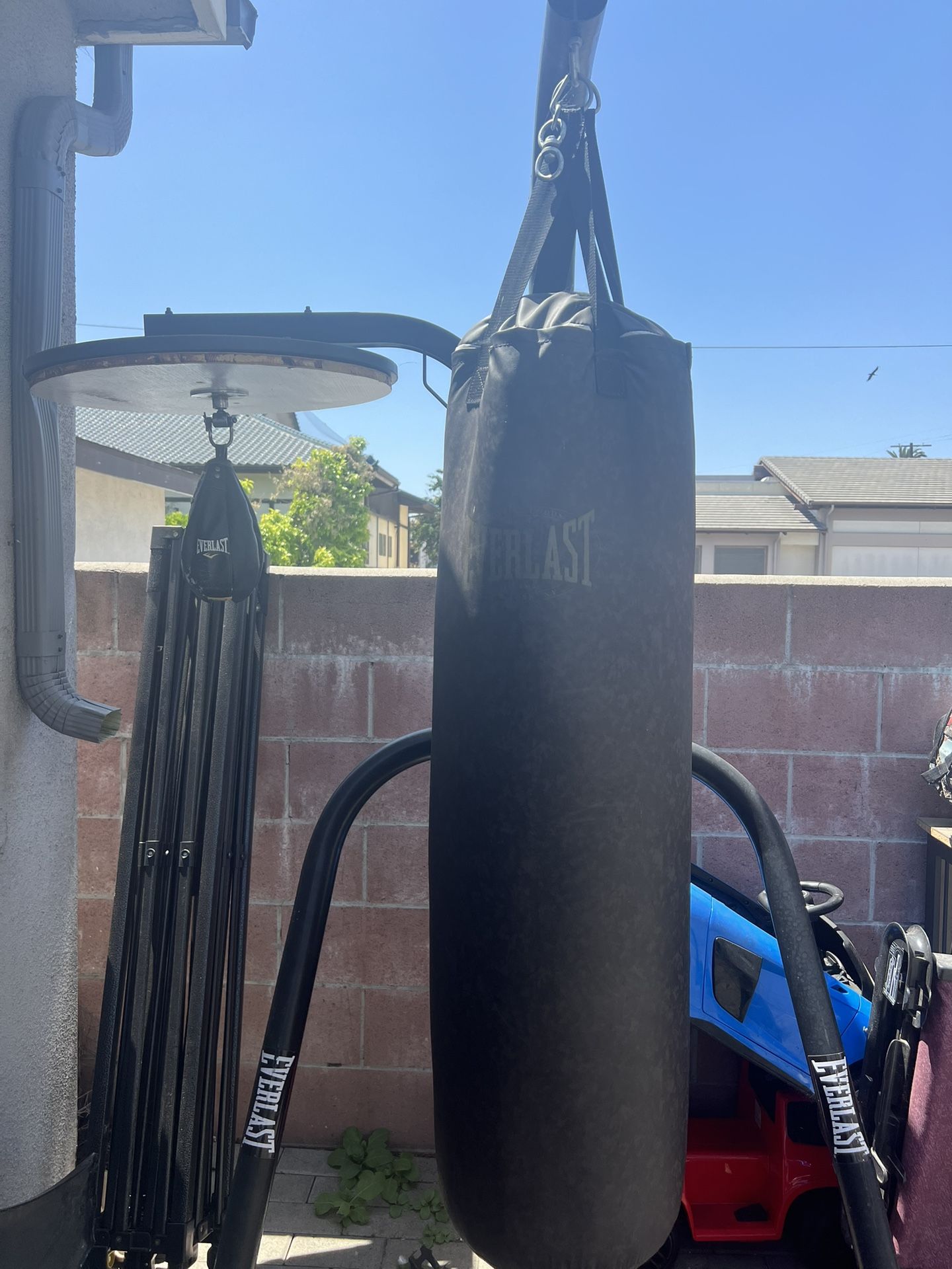 everlast heavy bag stand and ppunching bag