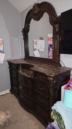 Standby chest with mirror
