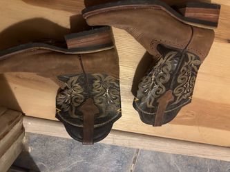 Cowboy boots 👢 still good condition. This second picture is the size.