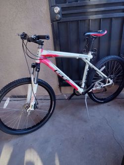 BIKE GT AVALANCHE 3.0 FRAME SIZE LARGER TIRES SIZE 26