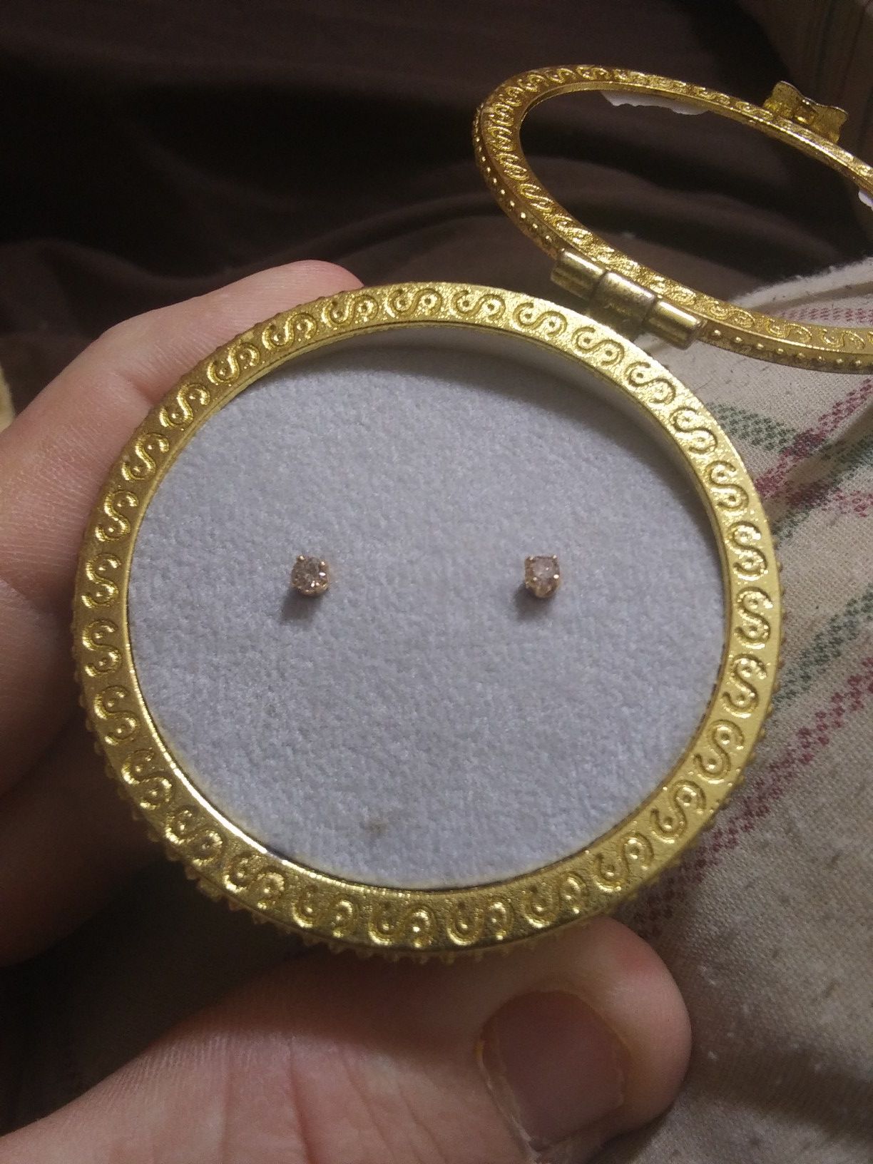 Small diamond stud earrings. 14kt gold