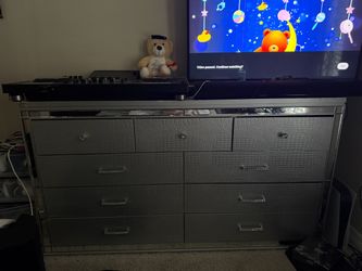 dresser with mirror