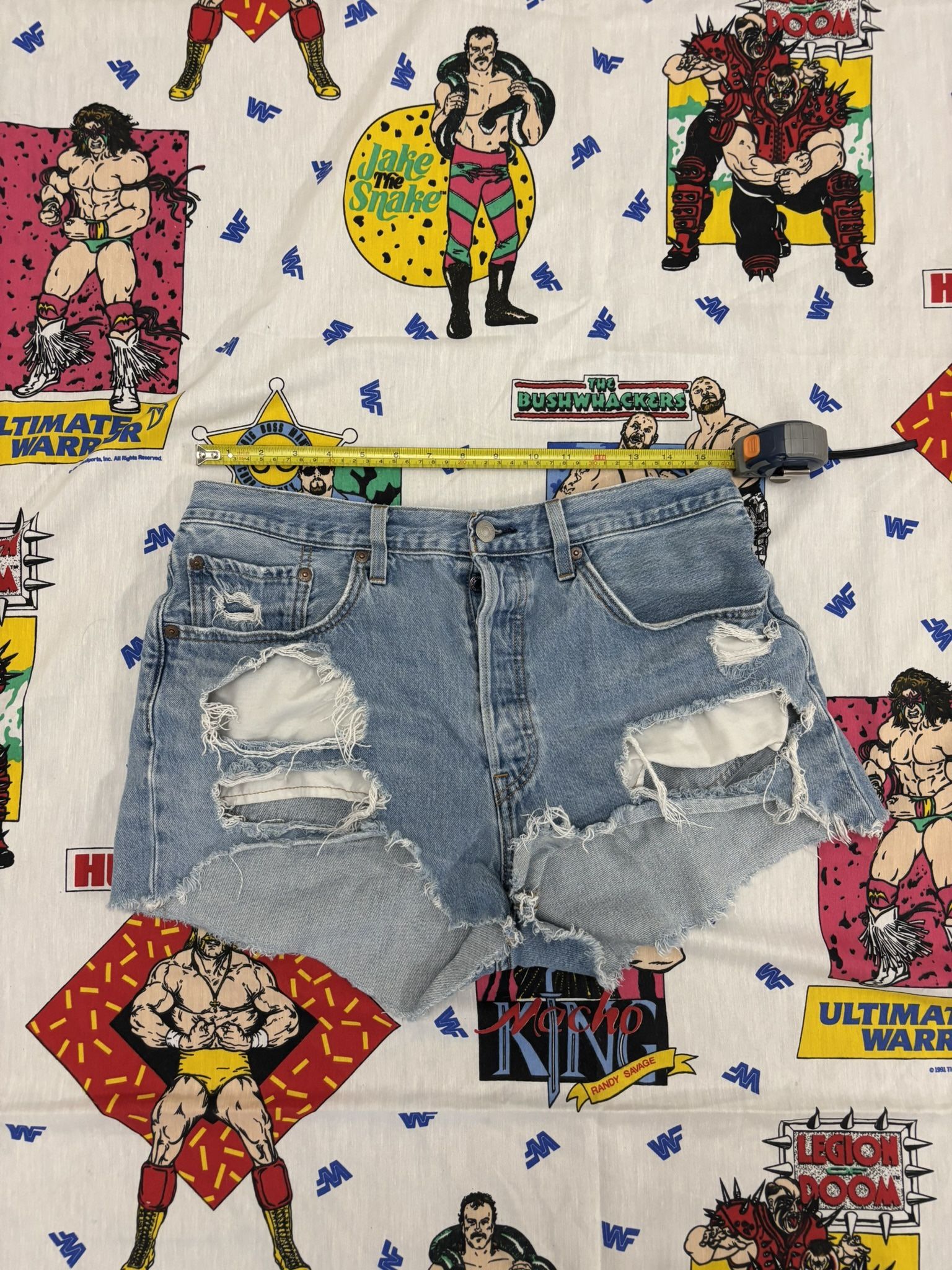 womans levis distressed denim shorts with a 30" waist #distresseddenim