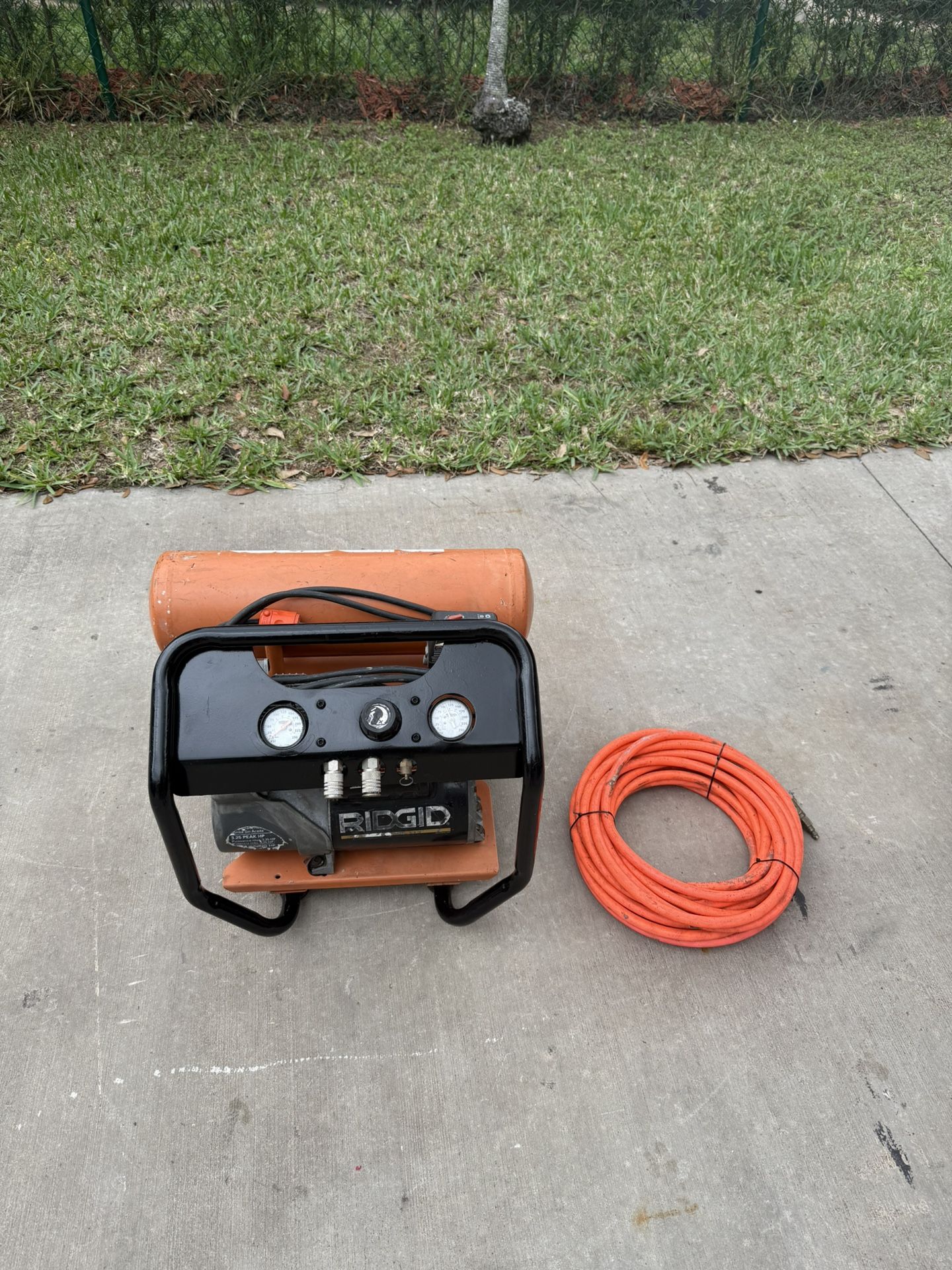 Ridgid 4.5gl 150psi air compressor + hose